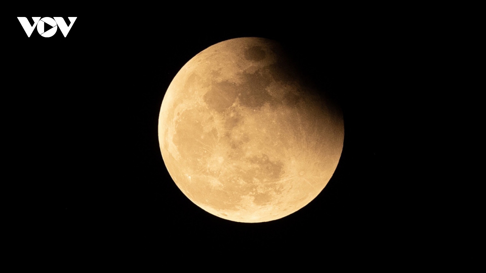 Stunning images show blood moon lunar eclipse over Hanoi